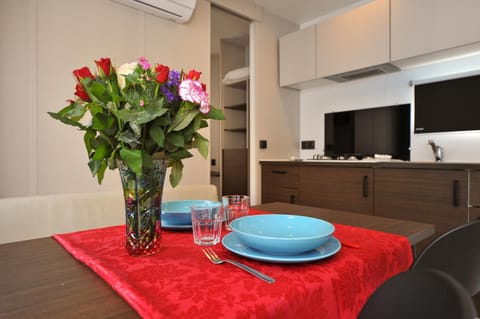 Kitchen or kitchenette, Dining area, air conditioner