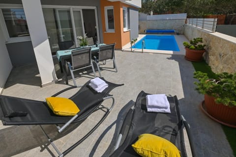 Swimming pool, sunbed