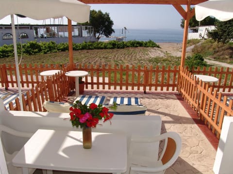 Facade/entrance, View (from property/room), Balcony/Terrace, Balcony/Terrace, Decorative detail, Beach