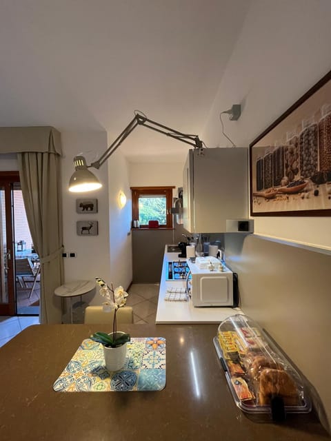 Kitchen or kitchenette, Food and drinks, Dining area, Food, minibar