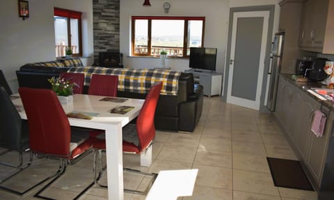 TV and multimedia, Kitchen or kitchenette, Living room, Seating area, Dining area