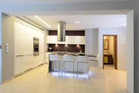 Spacious Fully Equipped 3BD 2Bath Apt in the heart of city with Balconies AC and fast WIFI #2 Condo in Heraklion
