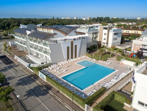 Staff, People, Activities, Bird's eye view, Balcony/Terrace, Landmark view, Family