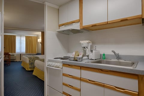 Kitchen or kitchenette, Bedroom