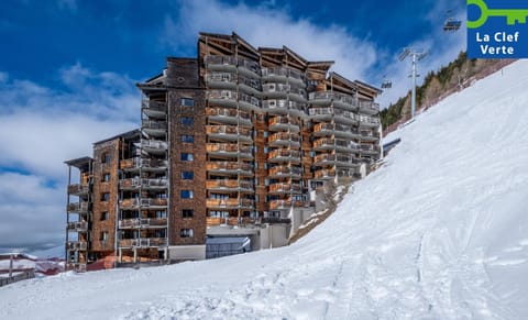 Property building, Facade/entrance, Day, Natural landscape, Winter, Skiing, Mountain view