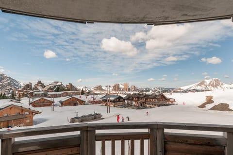 Nearby landmark, Day, Natural landscape, Winter, Dining area, On site, Mountain view