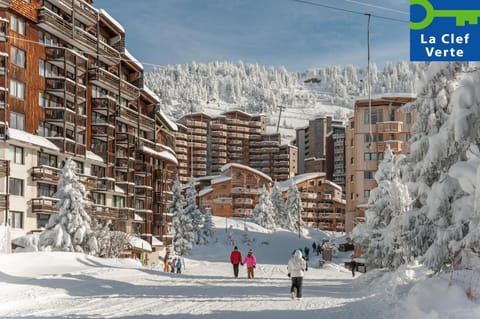 Nearby landmark, Off site, Day, People, Neighbourhood, Natural landscape, Winter, Mountain view, group of guests