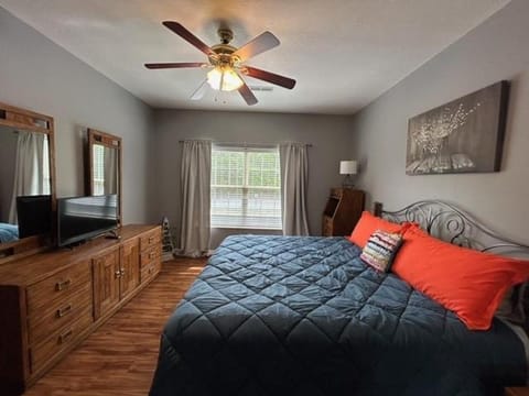 Bed, TV and multimedia, Photo of the whole room, Bedroom