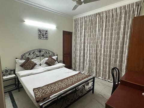 Pamposh Guest House, Gurgaon Bed and Breakfast in Gurugram