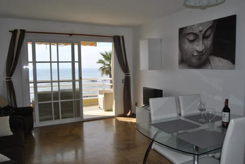 APARTAMENTO FRENTE AL MAR,PRIMERA LINEA DE PLAYA Condominio in Rincón de la Victoria