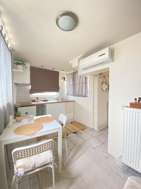 Kitchen or kitchenette, Dining area, air conditioner