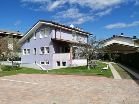 Property building, Spring, Neighbourhood, Garden, Garden view, Continental breakfast, Italian breakfast, children, young children, older children, Family