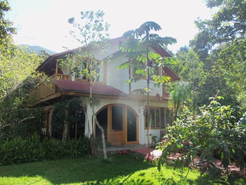 Refugio de Orquídeas Lodge nature in Oxapampa