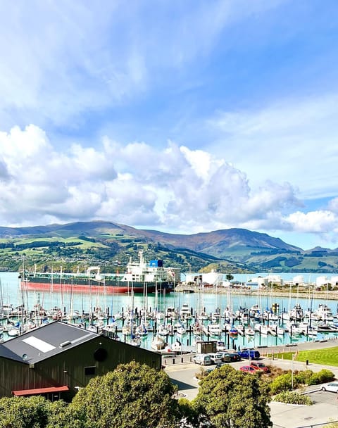 Sea views in luxury at LYTTELTON BOATIQUE HOUSE - 14 km from Christchurch Bed and Breakfast in Christchurch
