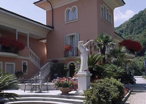 Property building, Garden, Balcony/Terrace, Lobby or reception, Garden view, Lake view, Mountain view, Area and facilities