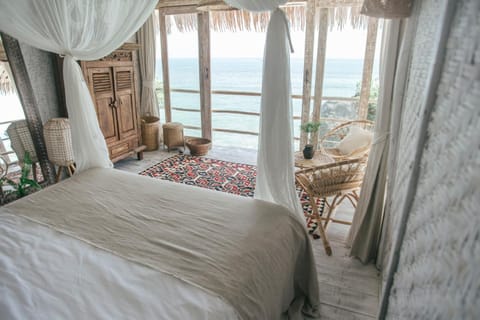 Photo of the whole room, Sea view