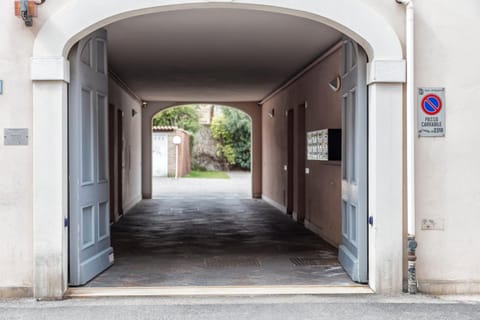 Facade/entrance, TV and multimedia, Quiet street view