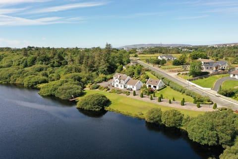 Neighbourhood, Bird's eye view, Lake view