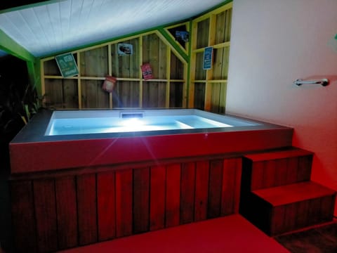 Gîte avec piscine jacuzzi espace bien-être partagés entre Bordeaux et Lacanau océan Haus in Carcans