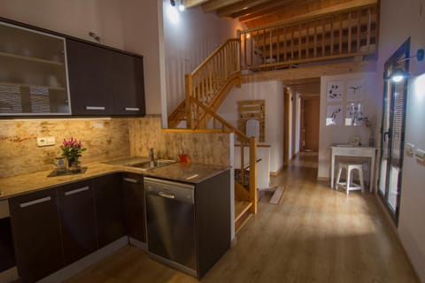 Kitchen or kitchenette, Dining area, Communal kitchen