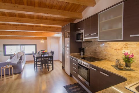 Kitchen or kitchenette, Dining area, Communal kitchen