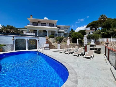 Property building, Patio, Facade/entrance, Day, BBQ facilities, View (from property/room), Area and facilities, Swimming pool, Family, sunbed