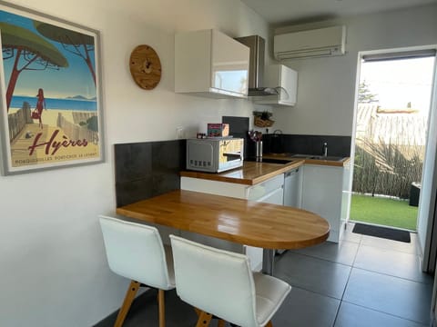 Kitchen or kitchenette, Dining area