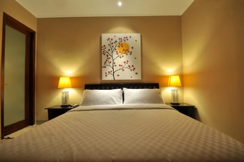 Bed, Night, TV and multimedia, Decorative detail, Decorative detail, Bedroom