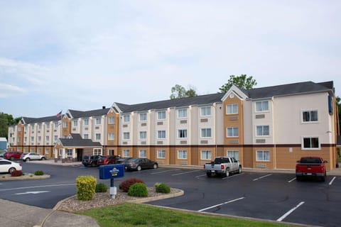 Microtel Inn & Suites by Wyndham Charleston Hotel in Charleston