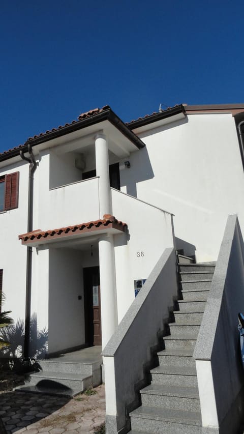 Property building, Facade/entrance, Day, Other, Quiet street view