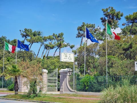 Facade/entrance, Parking