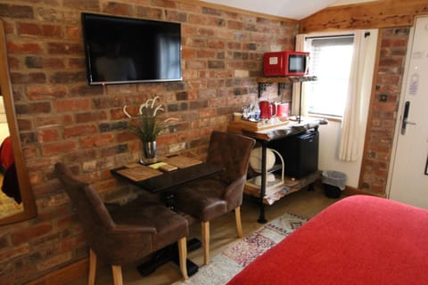 Boutique Garden Lodge @ The Larches House in Wolverhampton