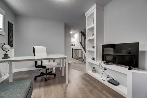 Three-Bedroom with Fireplace #41 Sunalta Downtown Condominio in Calgary