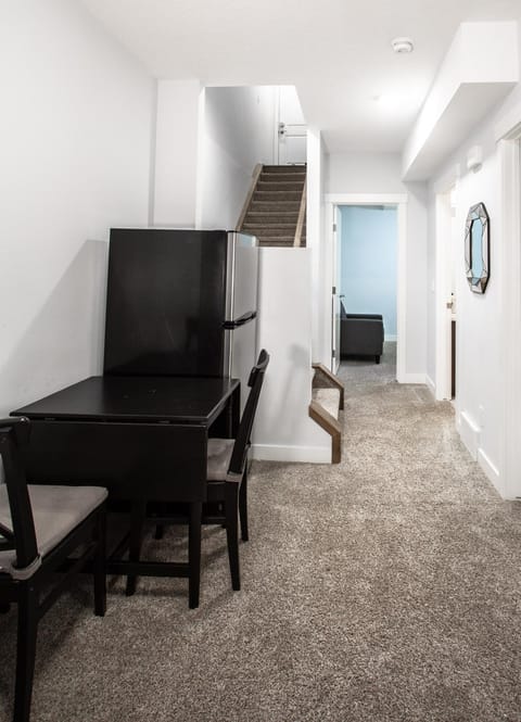 Three-Bedroom House with Walk-in Closet #29 Sunalta Downtown House in Calgary