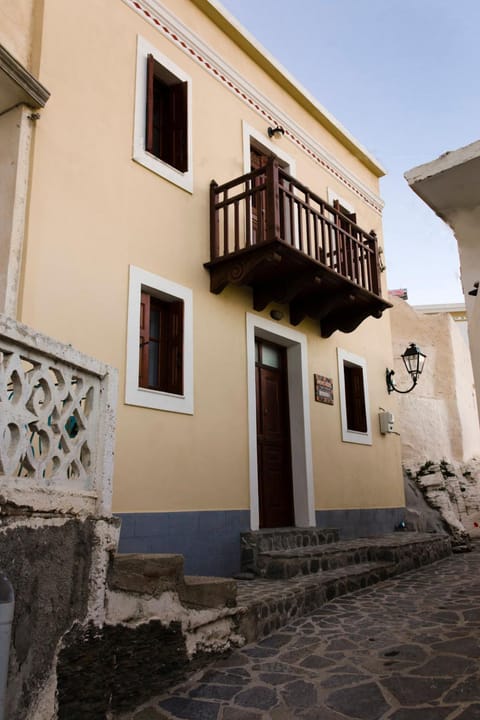 Facade/entrance, Balcony/Terrace