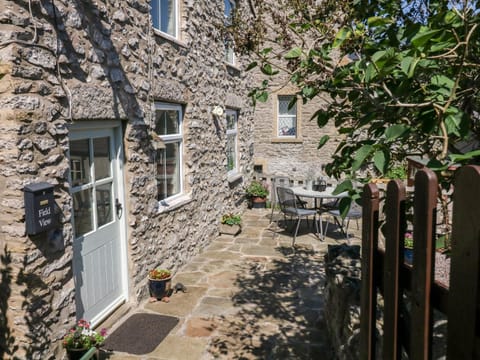 Field View House in High Peak District