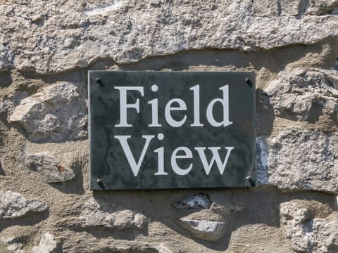 Field View House in High Peak District