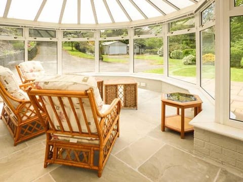 Treetops House in Llanfoist Fawr