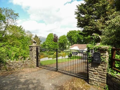 Treetops House in Llanfoist Fawr