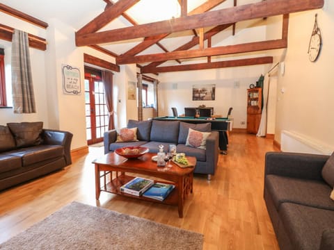 Kingfisher Barn House in England