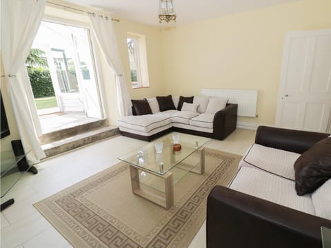 Garden View Apartment in Malvern Hills District