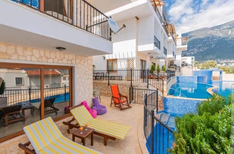 Property building, Patio, Day, Balcony/Terrace, Pool view, Swimming pool, sunbed