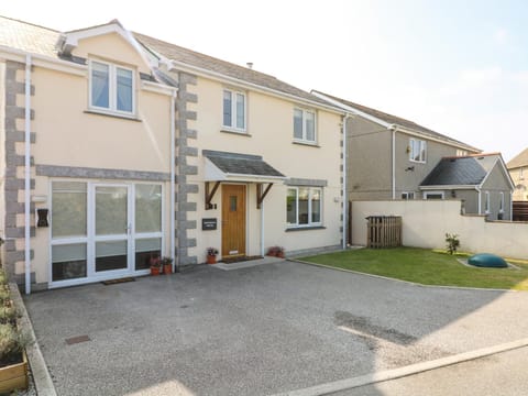 Ridgeback House House in England