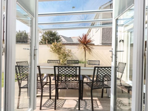 Ridgeback House House in England