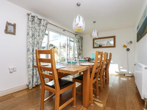 Ridgeback House House in England