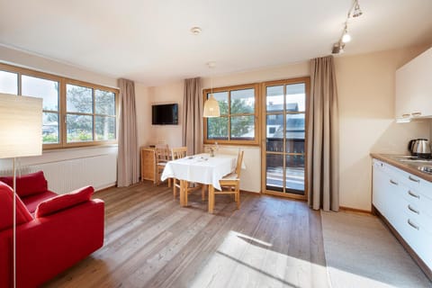 Kitchen or kitchenette, Seating area
