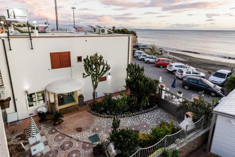 Property building, Facade/entrance, Garden, Floor plan, Beach, Sea view