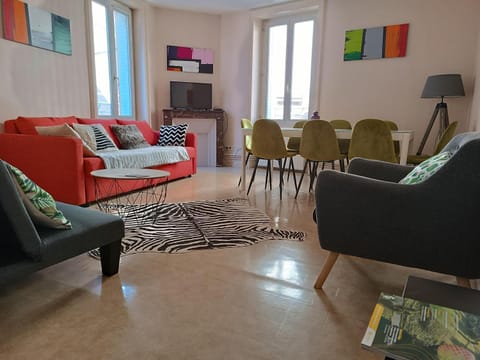 CAP COUTELLERIE T2 et T4 Thiers hypercentre- horaires adaptables- Idéal PROS et GROUPES Apartamento in Thiers