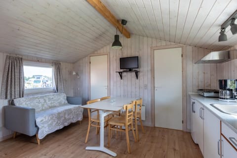 TV and multimedia, Coffee/tea facilities, Kitchen or kitchenette, Dining area, stove