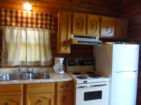 Cajun Cedar Log Cottages Camping /
Complejo de autocaravanas in Nova Scotia